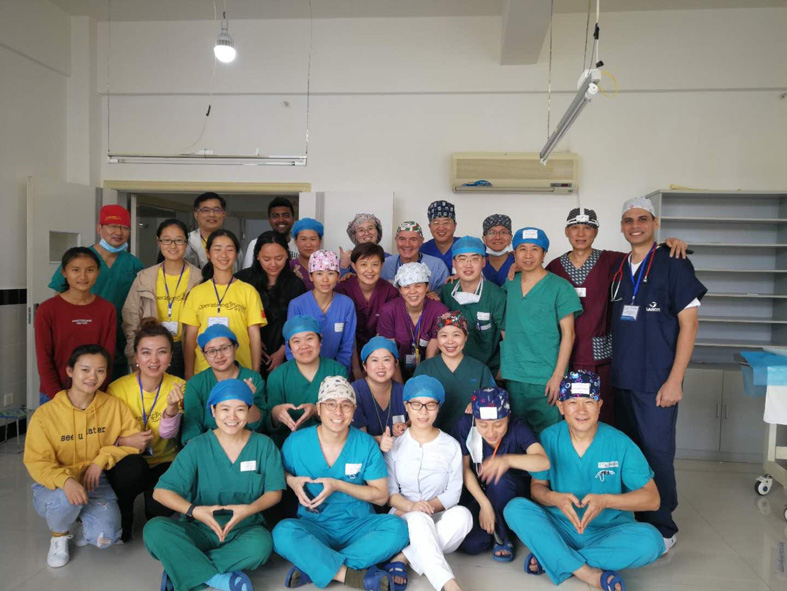 Francesco Bellia con alcuni degli altri medici della missione Operation Smile