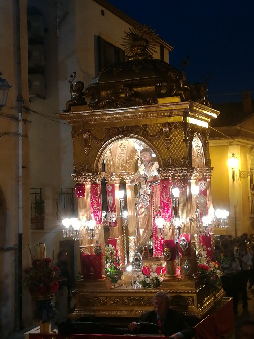 Il simulacro di San Giovanni in processione a Chiaramonte Gulfi