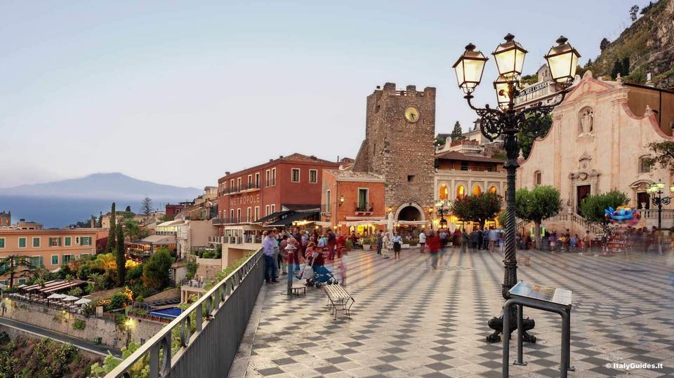 Piazza IX aprile, salotto buono di Taormina