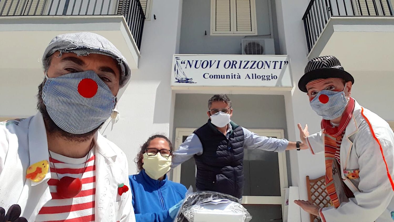 I medici clown di “Ci ridiamo sù” consegnano le mascherine fatte dalle mamme e dalle nonne di Ragusa