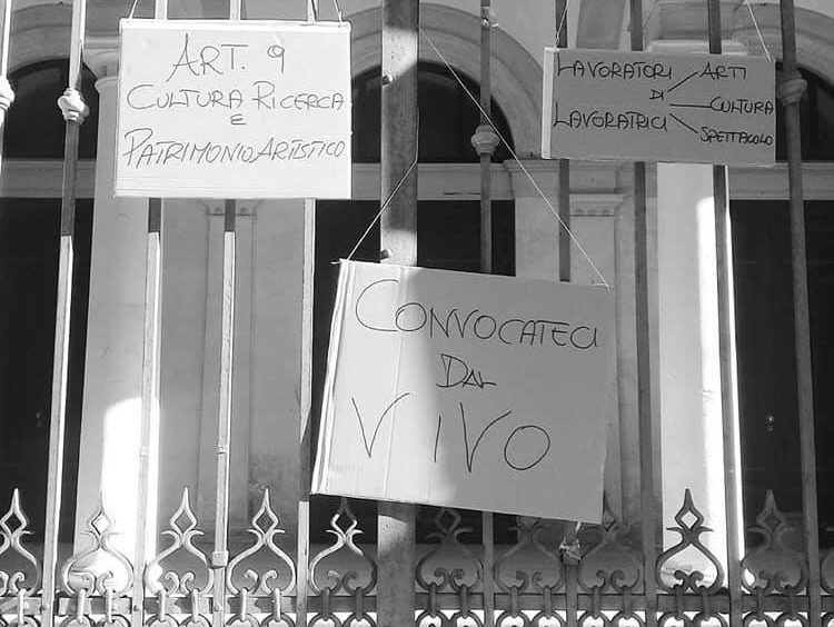 #convocatecidalvivo, il collettivo LightsOn manifesta davanti ai cancelli chiusi del Teatro comunale di Siracusa