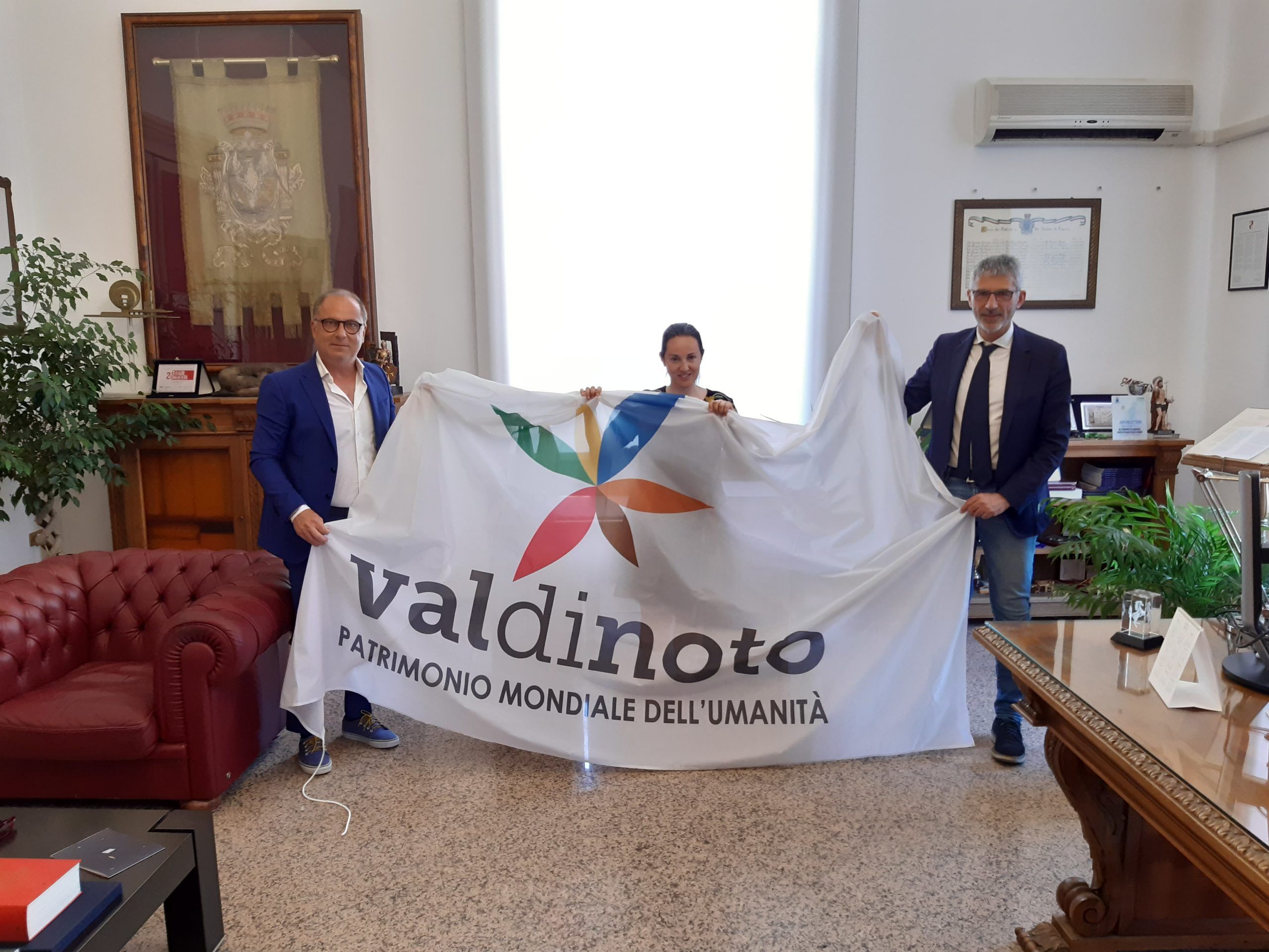 Il sindaco di Noto consegna la bandiera del Val di Noto a Ragusa e altri comuni del sito Unesco Tardo barocco