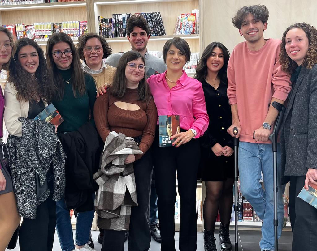 L'autrice con un piccolo gruppo di intervenuti al MaBook Mondadori di Via Etnea a Catania
