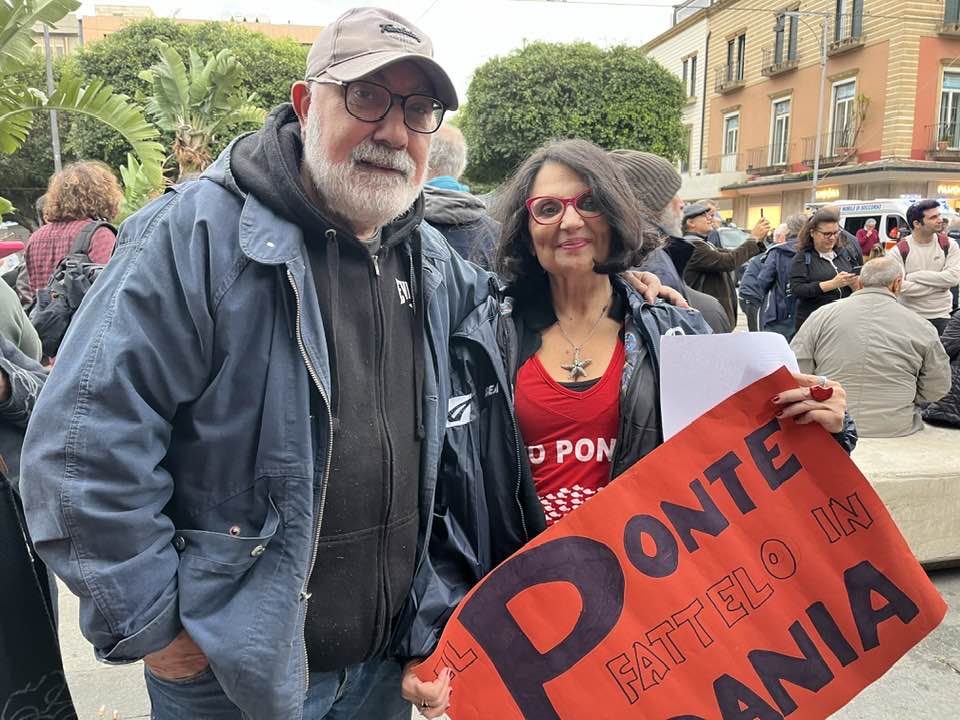 Dicembre scorso per mnifestare contro la costruzione del Ponte assieme alla giornalista Anna Mallamo